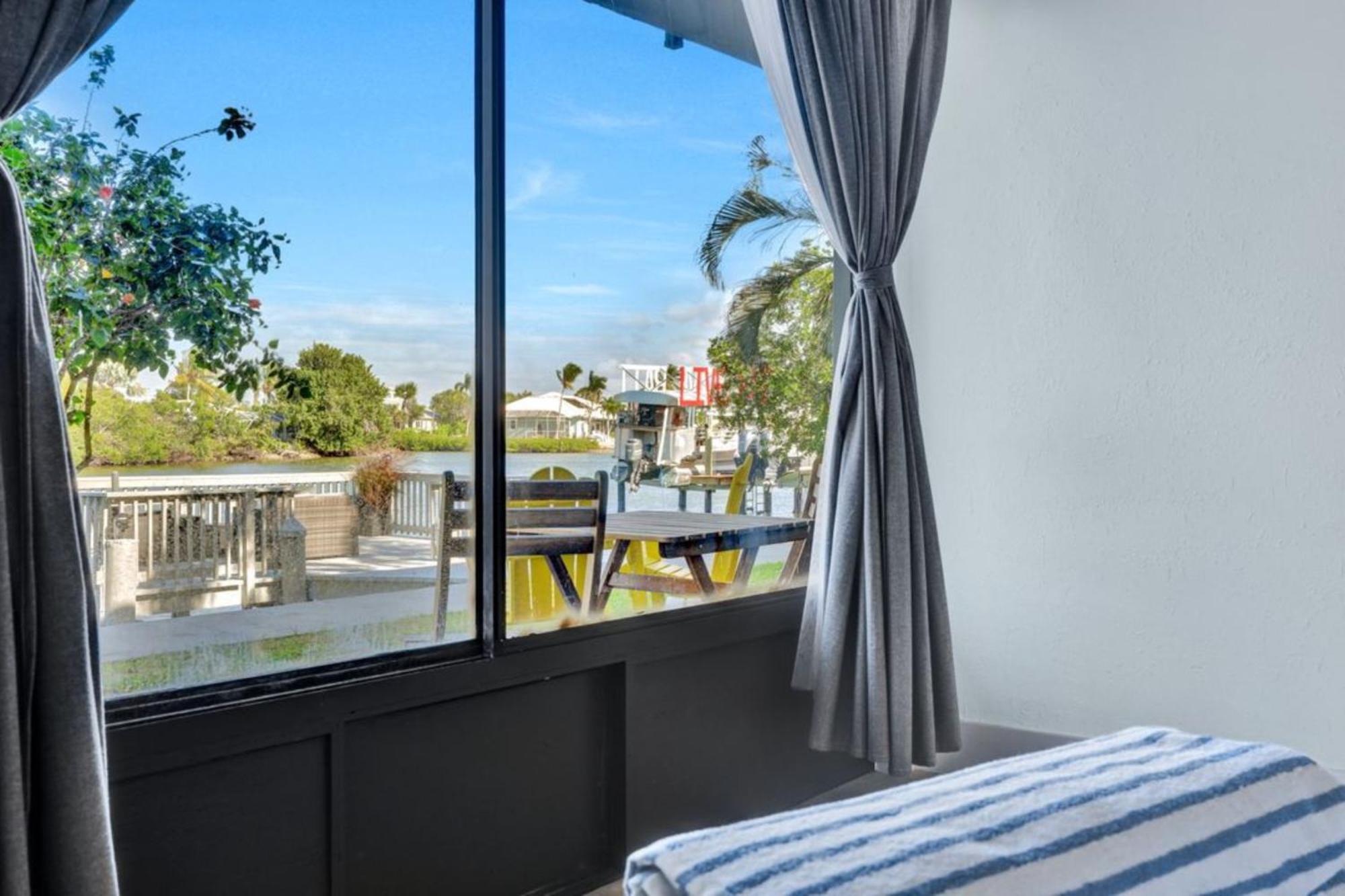 Waterfront - Isles Of Capri - Island Retreat - Marco Island - North Naples